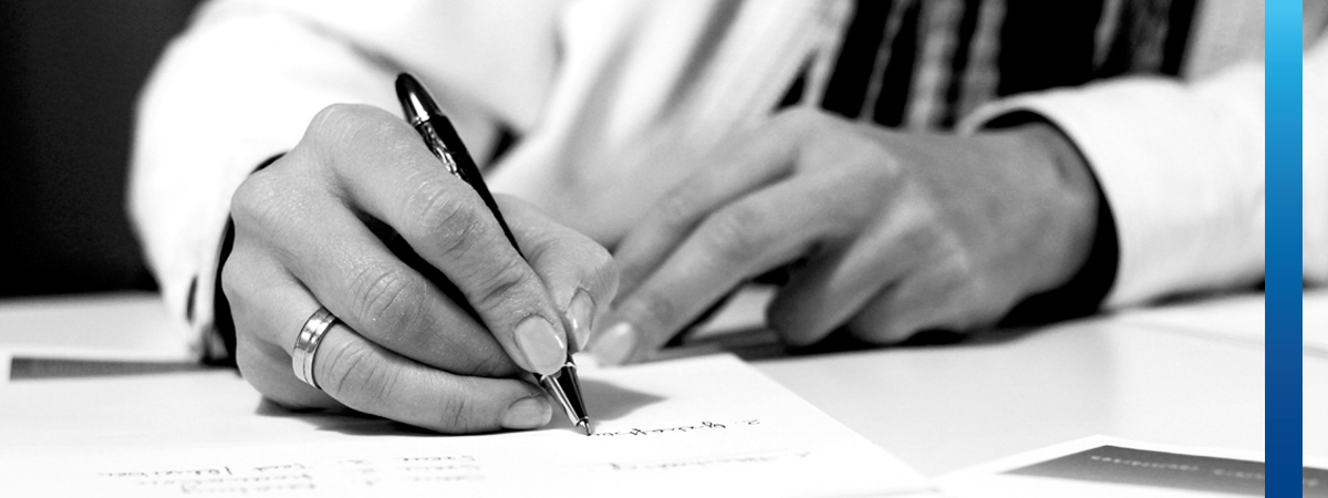 Schwarz-weißes Bild, Frau schreibt mit Füllfeder auf weißes Briefpapier