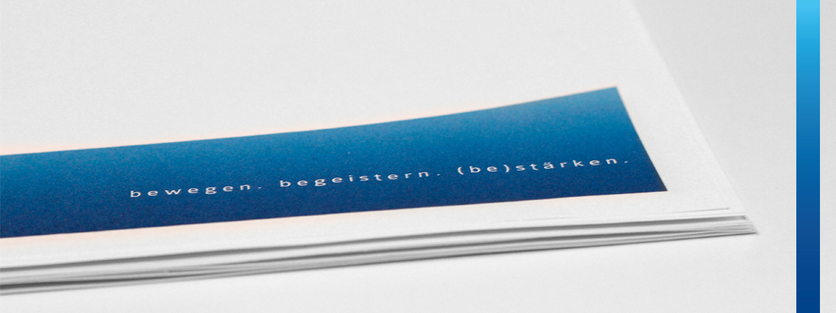 Briefpapier mit blauem Balken und Text „bewegen, begeistern, bestärken“.