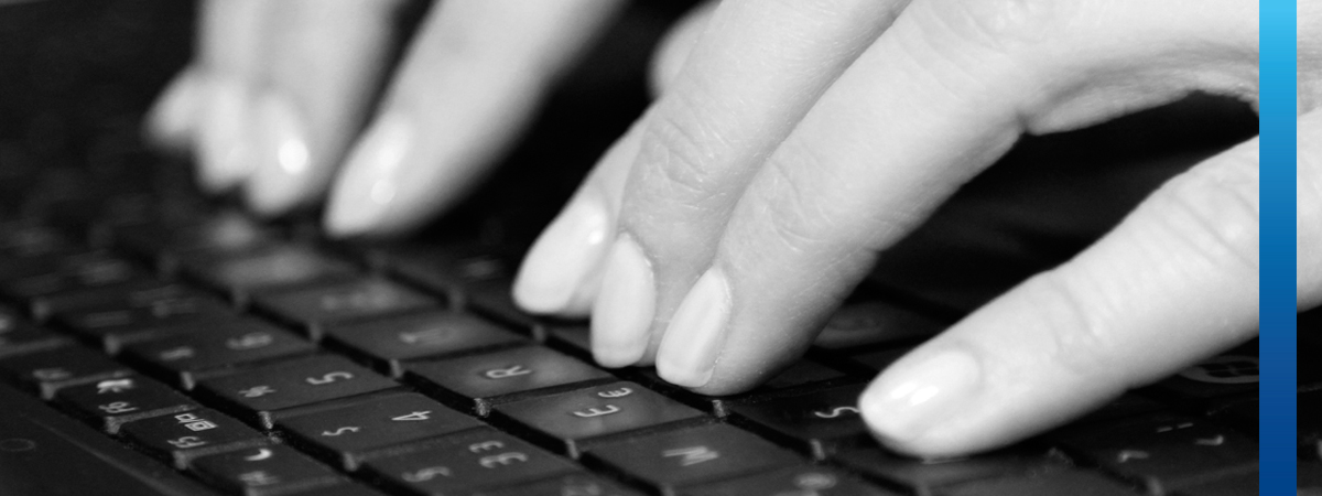 Schwarz-weißes Bild, zwei Hände auf schwarzer Computer-Tastatur
